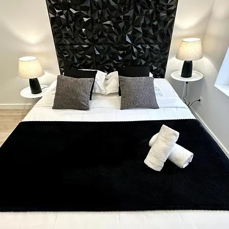 Republique - 2 Bedrooms - Skyscraper *