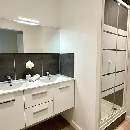 דירה Republique - 2 Bedrooms - Skyscraper *