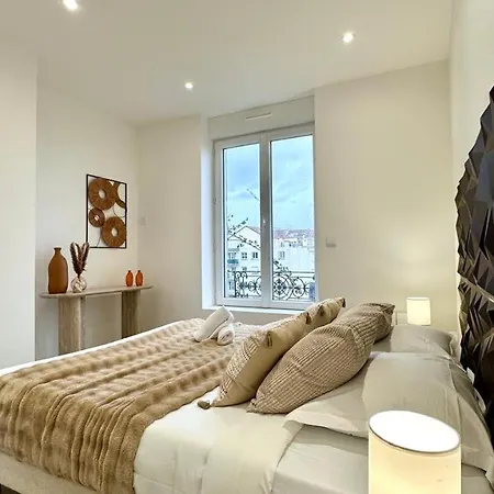 République - 2 Bedrooms - Skyscraper *