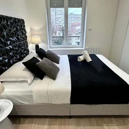 République - 2 Bedrooms - Skyscraper *