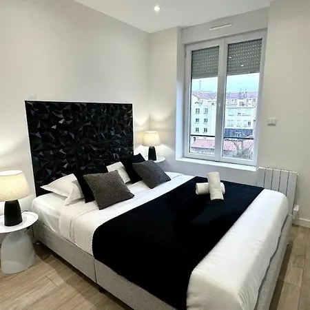 דירה Republique - 2 Bedrooms - Skyscraper וילאורבן